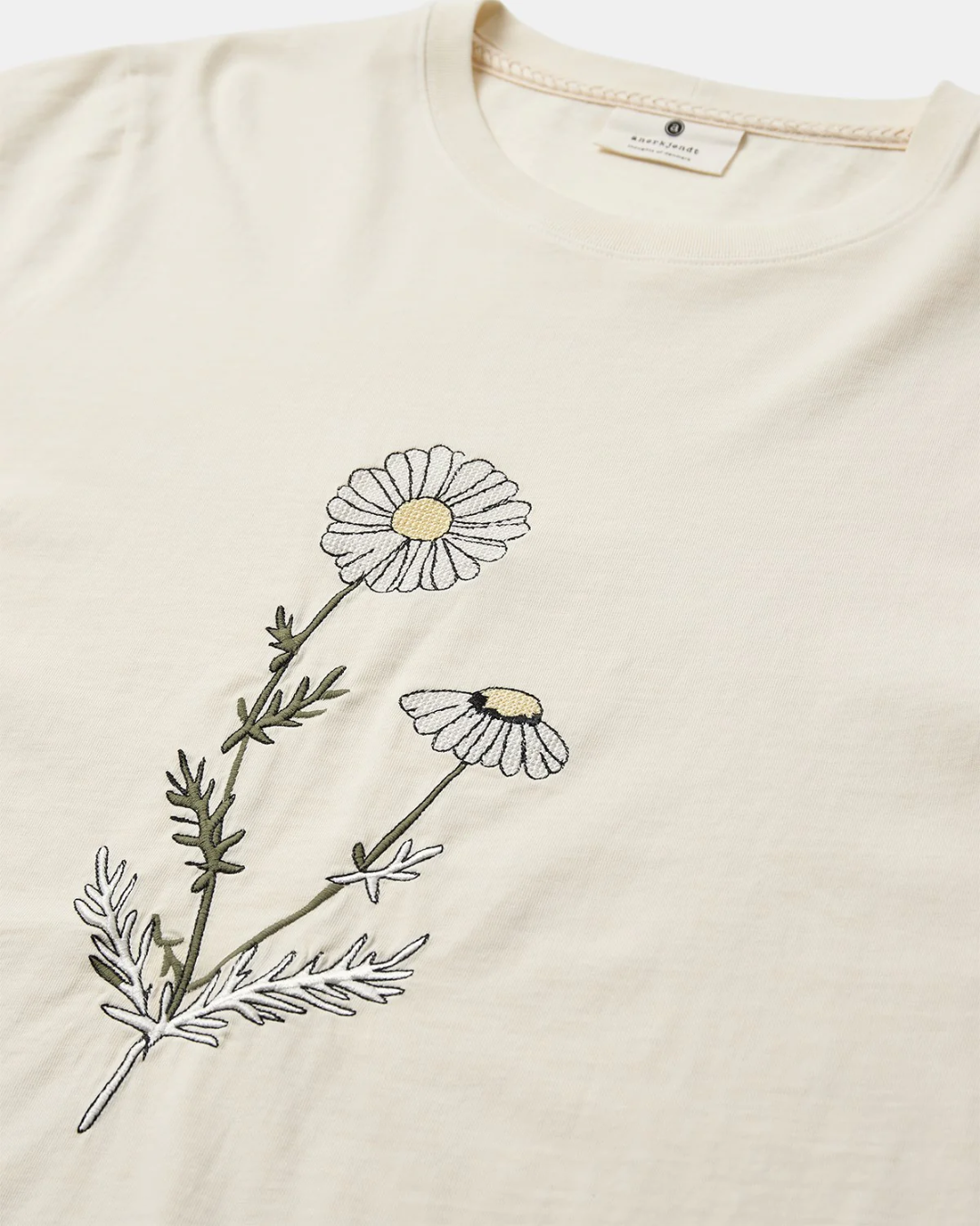 Akkikki flower emb ss tee
