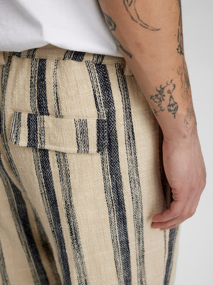Akjan structure shorts tofu